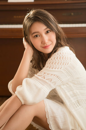 养父深夜进入女儿房间的寓意和象征